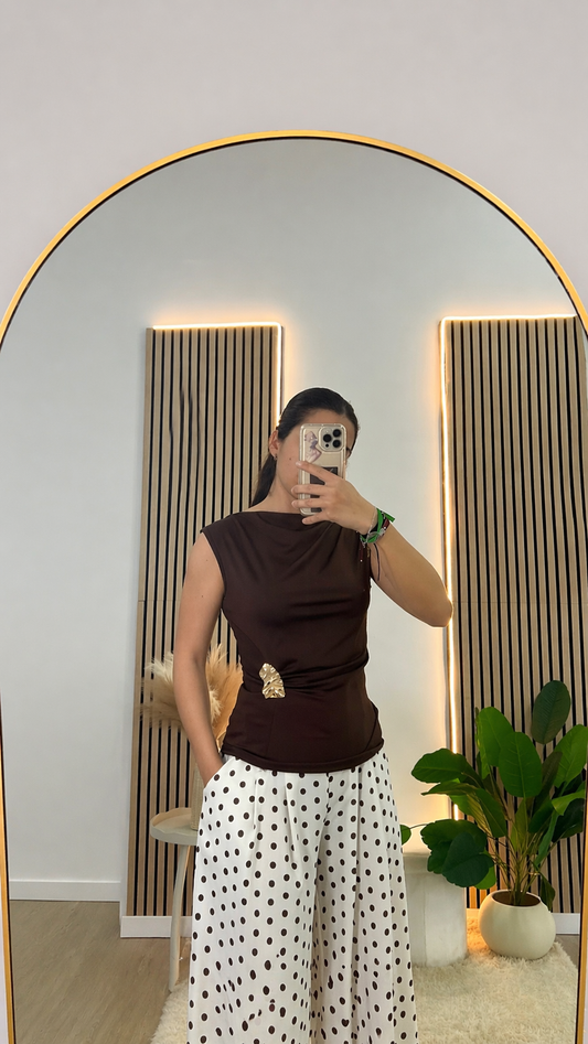 Camiseta marrón fruncida con detalle en dorado 