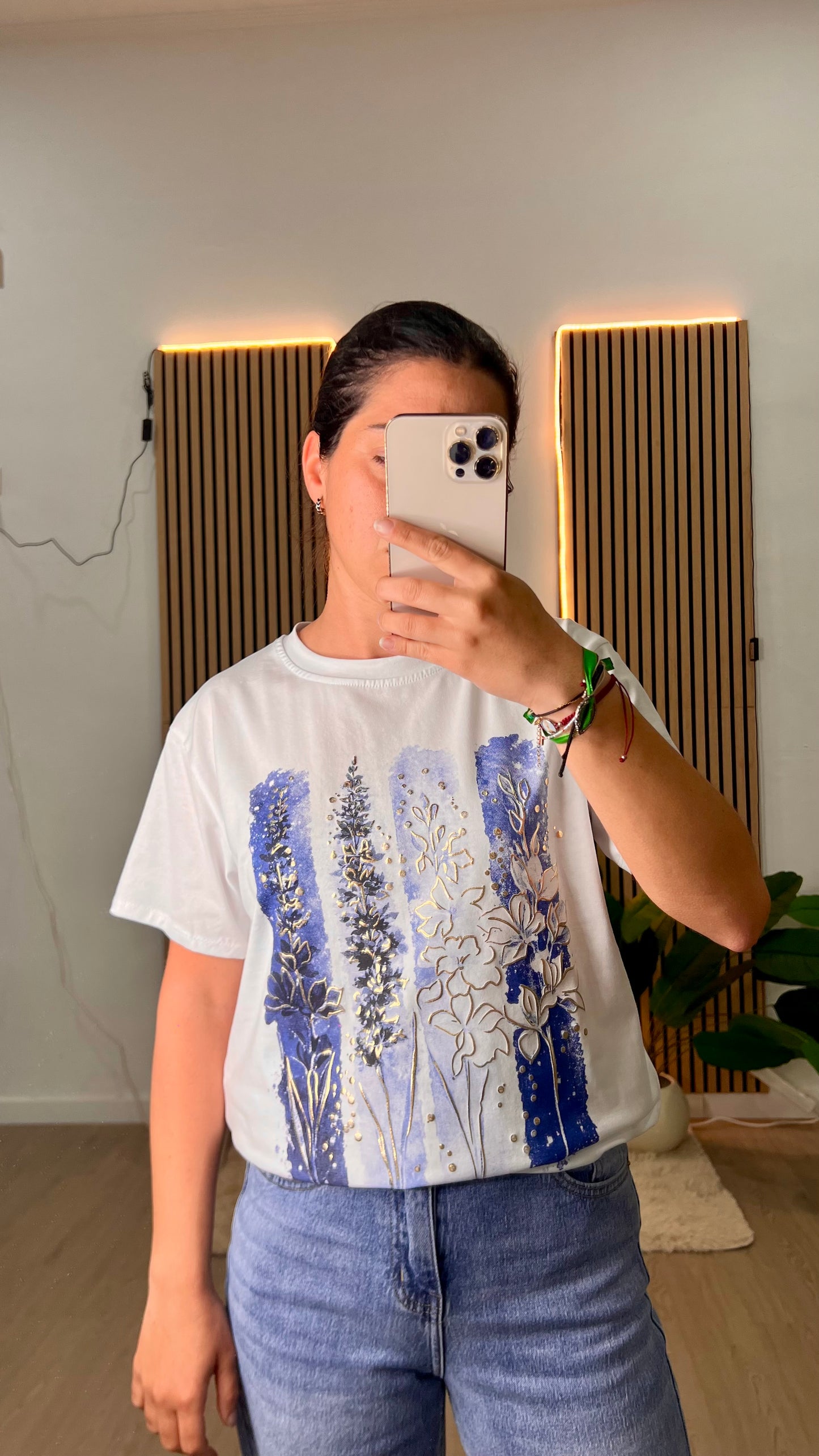 Camiseta estampada azul y dorado