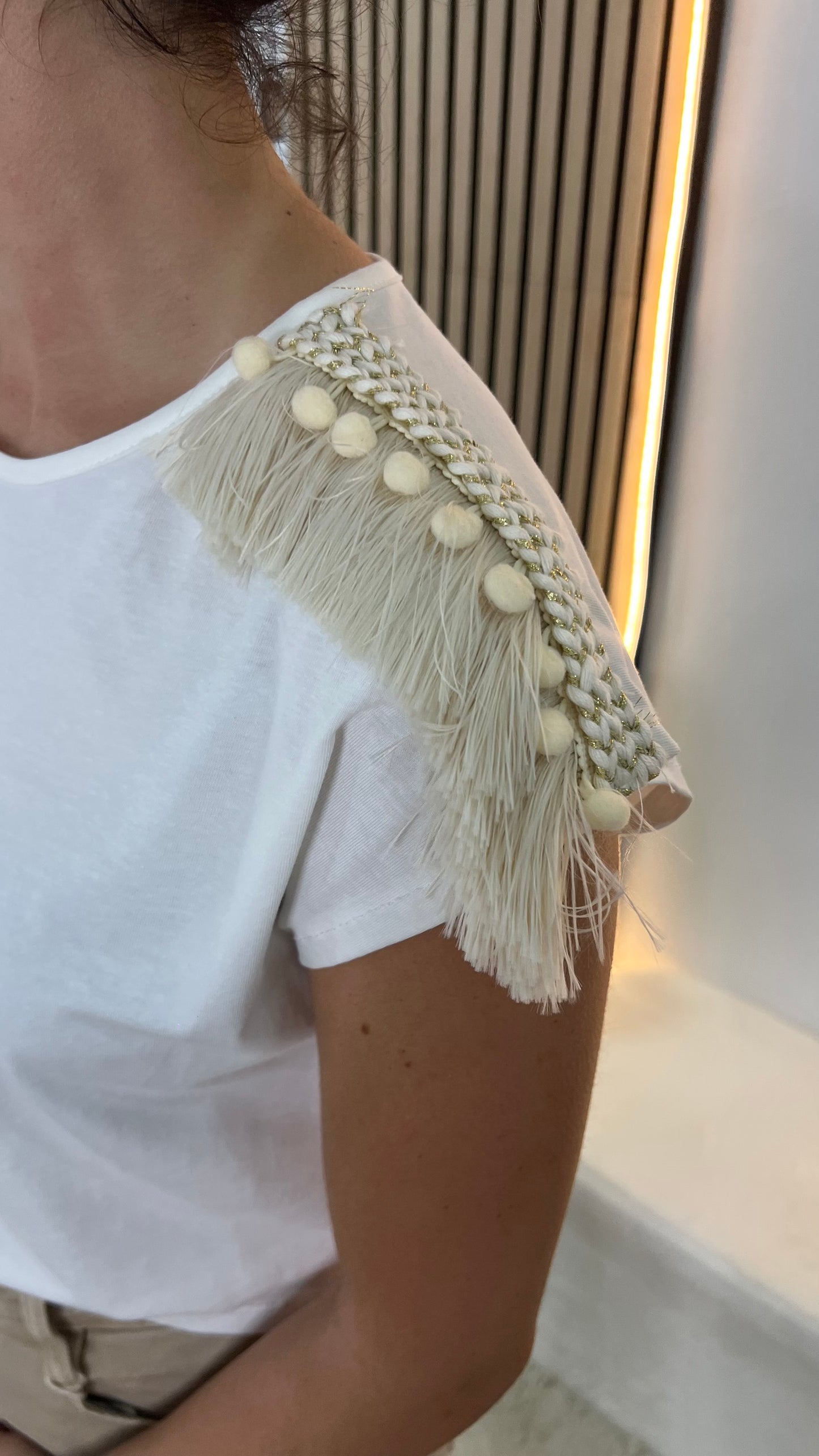 Camiseta blanca con hombreras de fleco