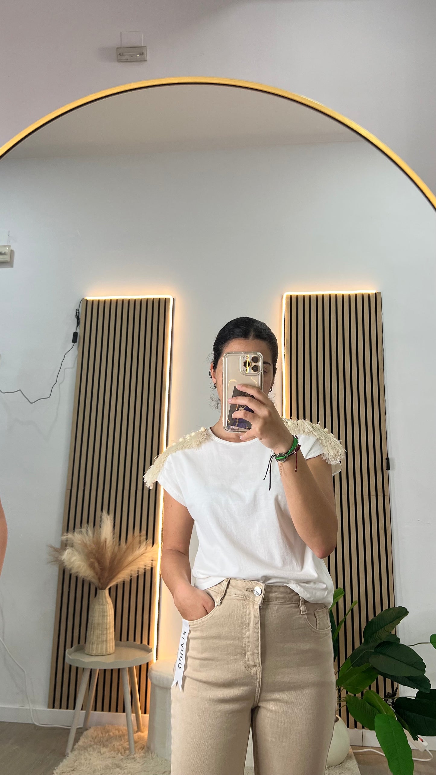 Camiseta blanca con hombreras de fleco